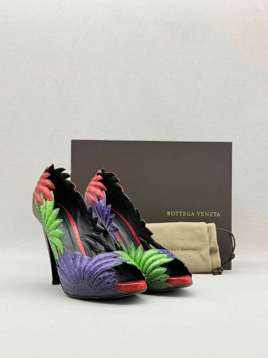 Pre - loved BOTTEGA VENETA Red Multicolor Floral Size EU 39 Pumps at Reems Closet