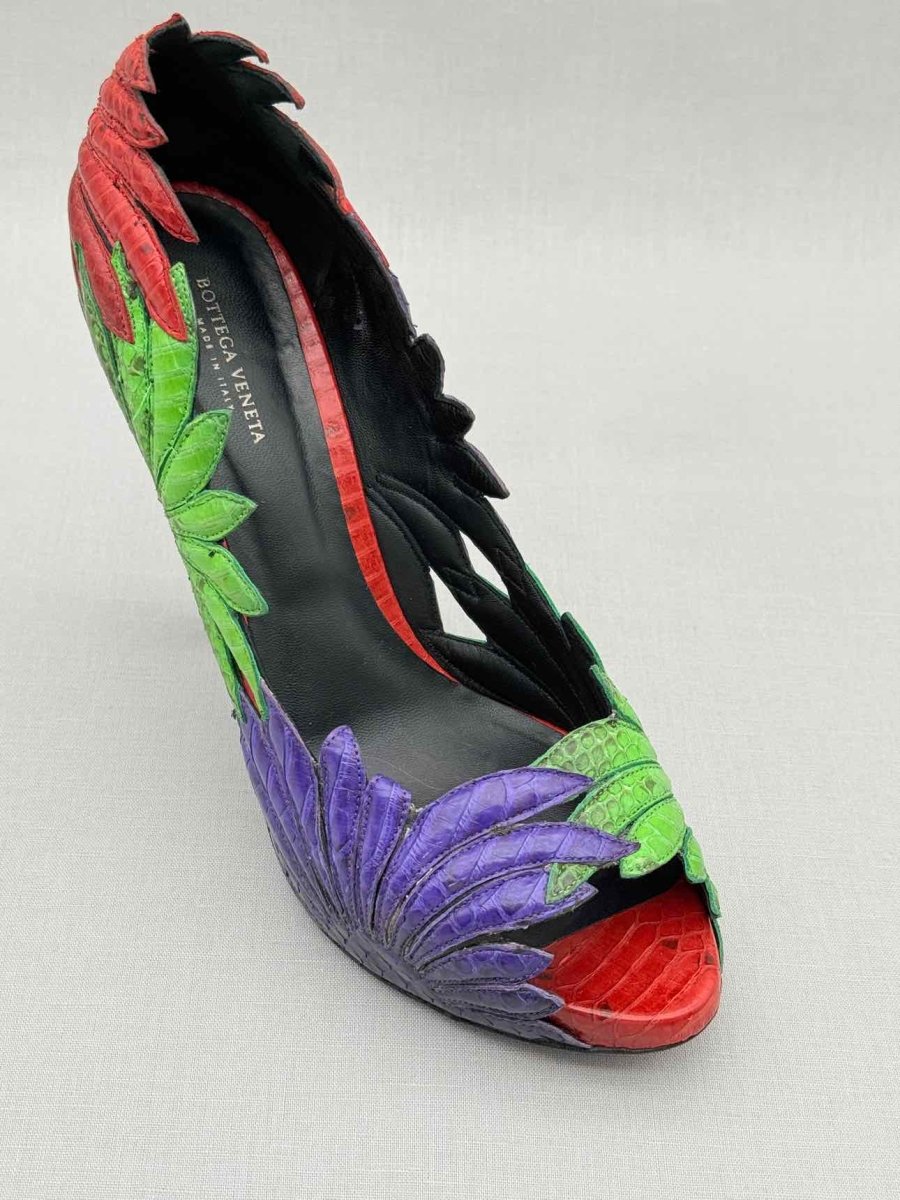 Pre - loved BOTTEGA VENETA Red Multicolor Floral Size EU 39 Pumps at Reems Closet
