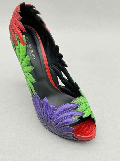 Pre - loved BOTTEGA VENETA Red Multicolor Floral Size EU 39 Pumps at Reems Closet
