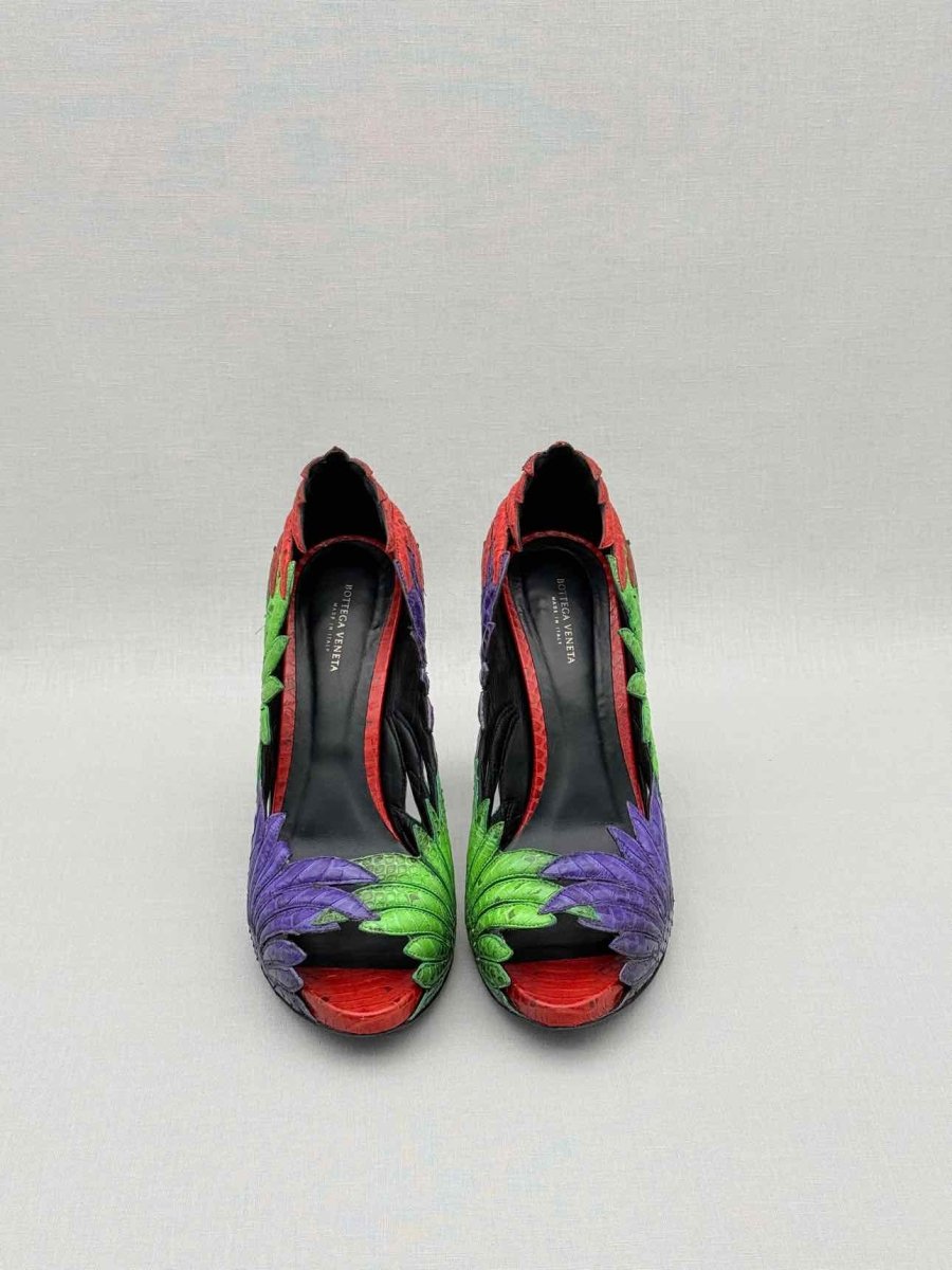 Pre - loved BOTTEGA VENETA Red Multicolor Floral Size EU 39 Pumps at Reems Closet