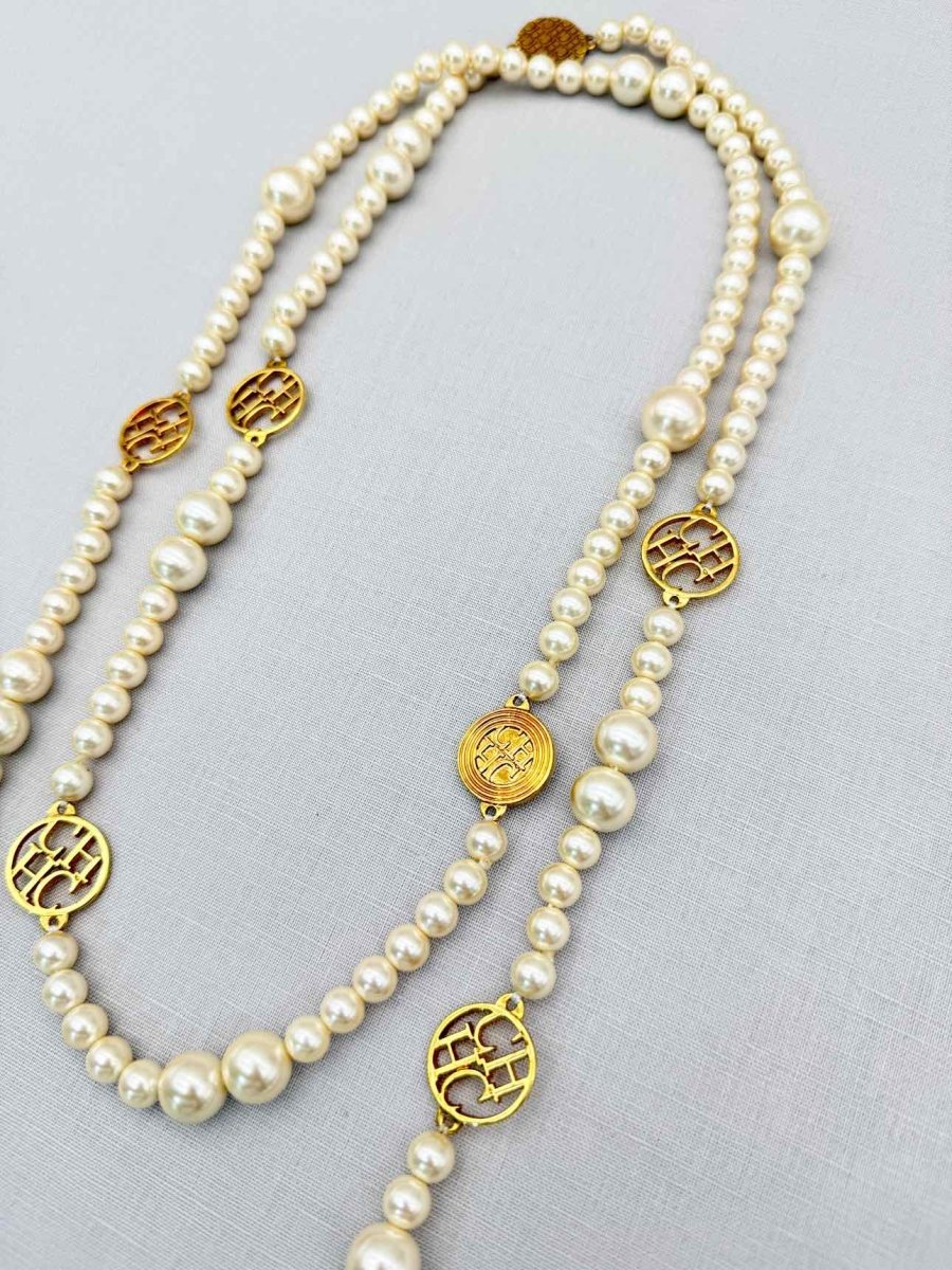 Pre-loved CAROLINA HERRERA Fashion Necklace at Reems Closet