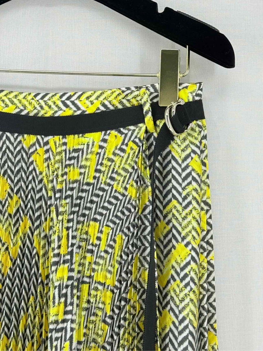 Pre - loved CAROLINA HERRERA Size US 0 Knee Length Skirt at Reems Closet