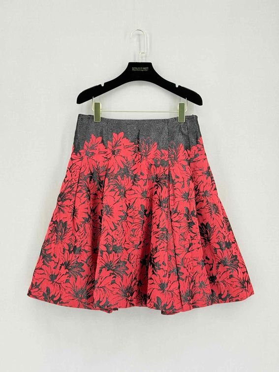 Pre-loved CAROLINA HERRERA Size US 8 Knee Length Skirt at Reems Closet