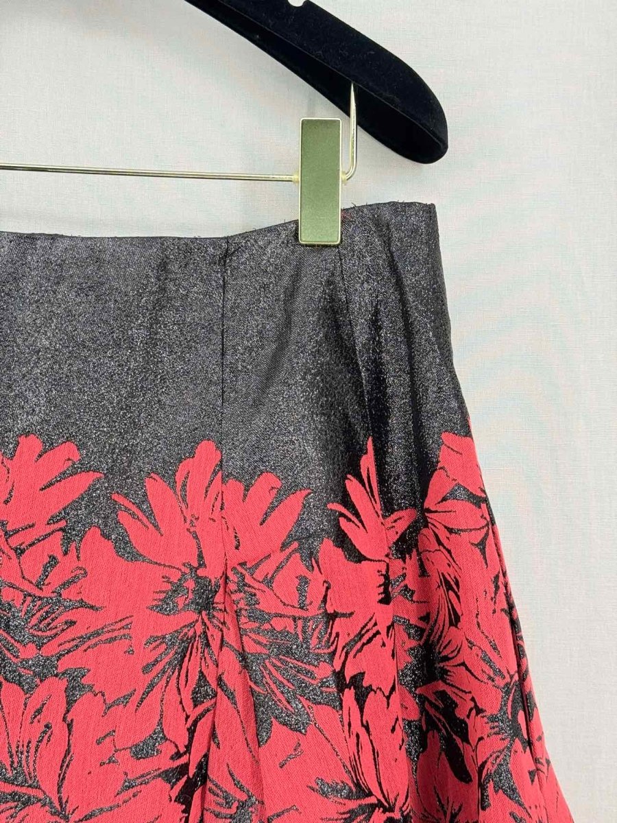 Pre-loved CAROLINA HERRERA Size US 8 Knee Length Skirt at Reems Closet
