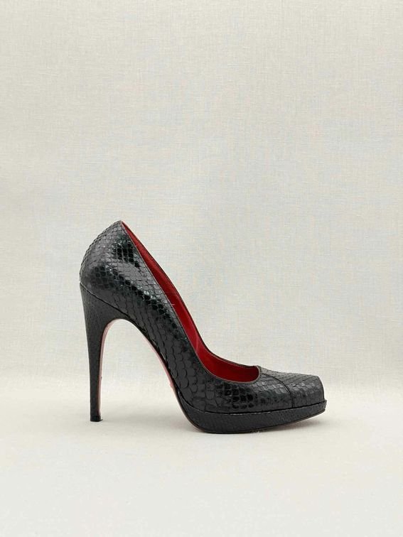 Pre-loved CESARE PACIOTTI Black Size EU 39 Pumps at Reems Closet