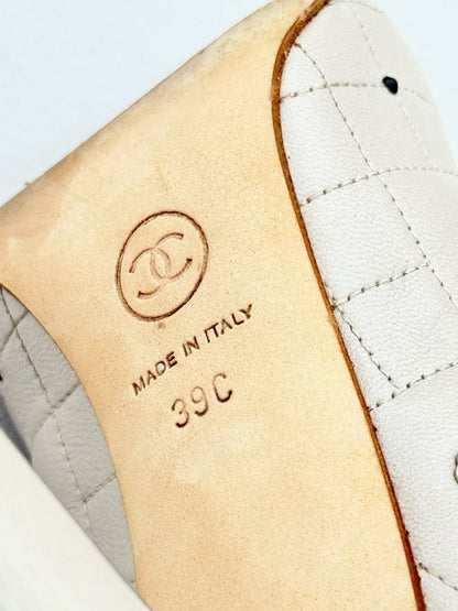 Pre - loved CHANEL CC Charms Off - white w/ Black Size EU 39 Pumps at Reems Closet