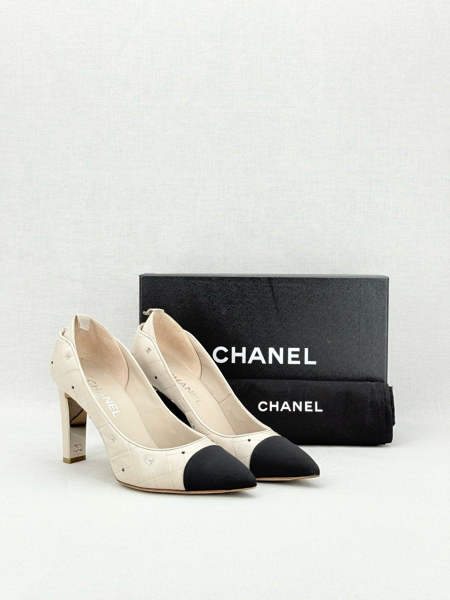 Pre - loved CHANEL CC Charms Off - white w/ Black Size EU 39 Pumps at Reems Closet