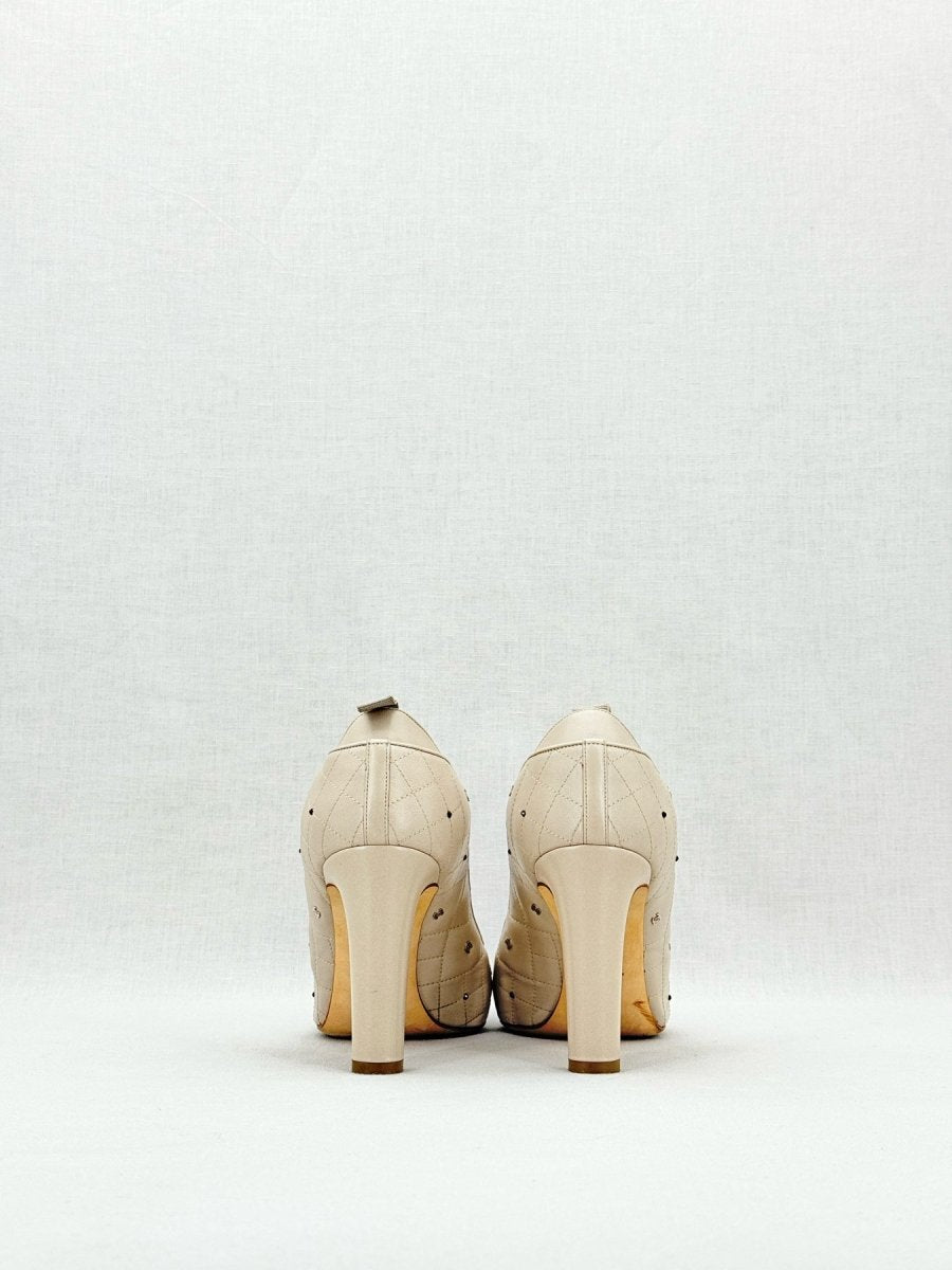 Pre - loved CHANEL CC Charms Off - white w/ Black Size EU 39 Pumps at Reems Closet