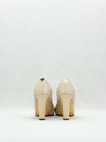 Pre - loved CHANEL CC Charms Off - white w/ Black Size EU 39 Pumps at Reems Closet