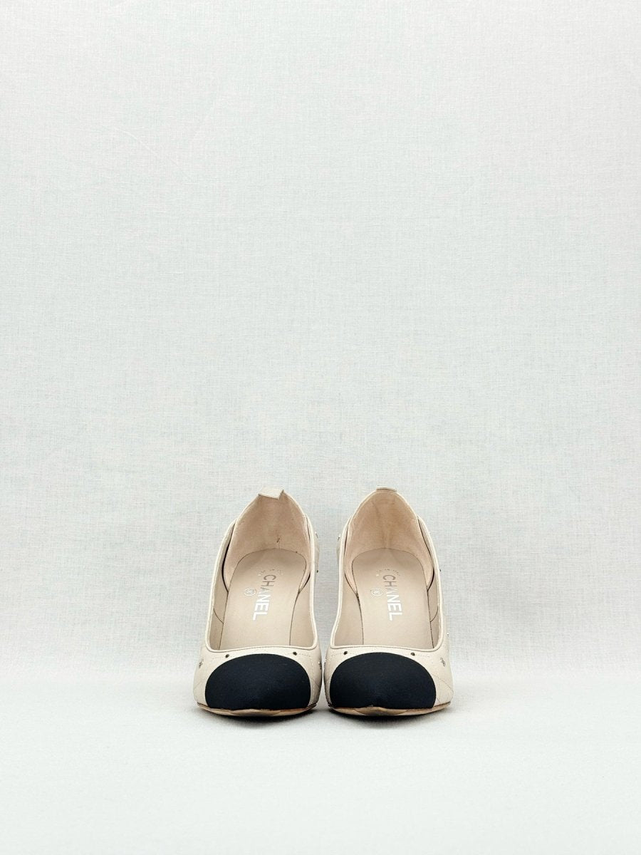 Pre - loved CHANEL CC Charms Off - white w/ Black Size EU 39 Pumps at Reems Closet