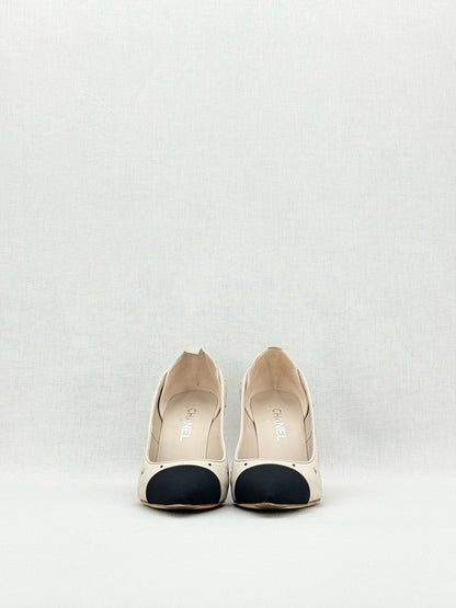 Pre - loved CHANEL CC Charms Off - white w/ Black Size EU 39 Pumps at Reems Closet