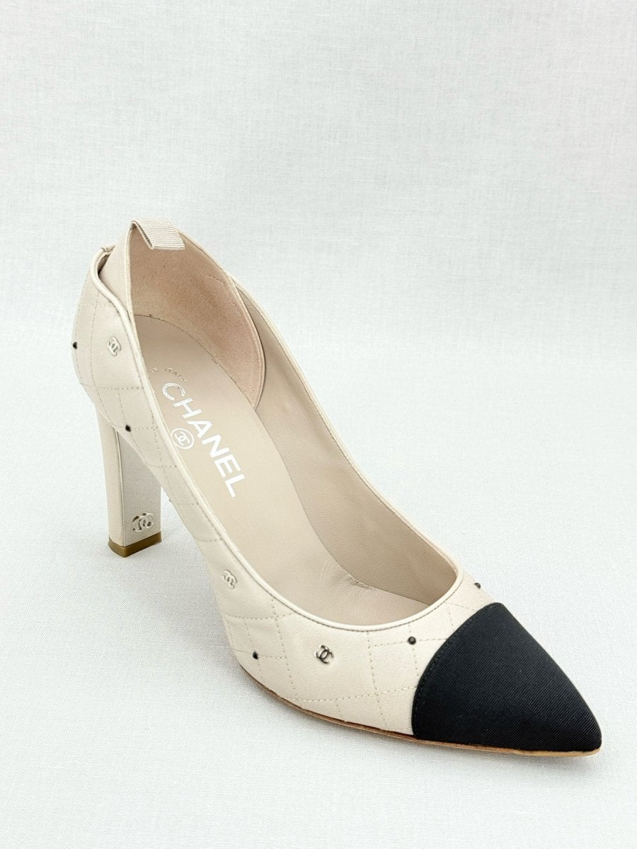 Pre - loved CHANEL CC Charms Off - white w/ Black Size EU 39 Pumps at Reems Closet