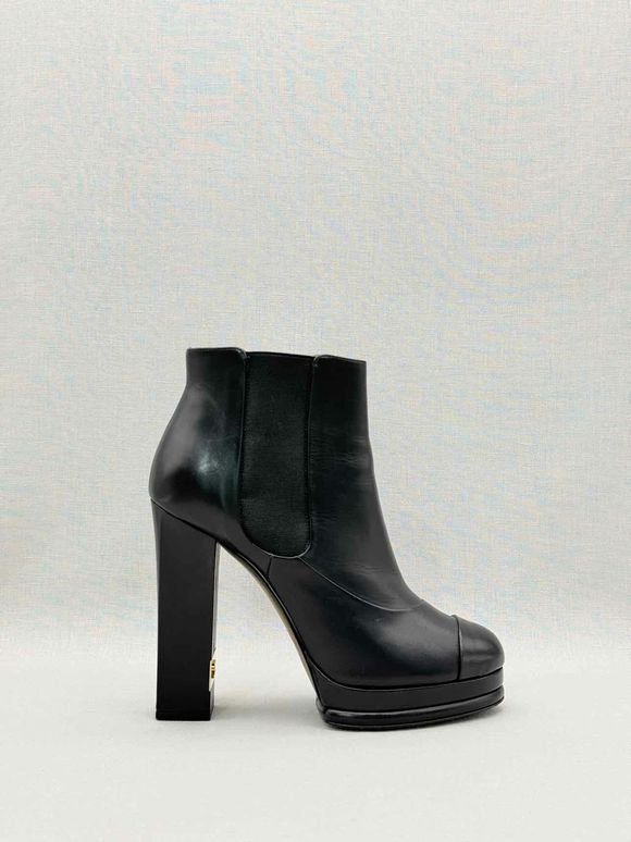 Pre - loved CHANEL Chelsea Black Size EU 39.5 Ankle Boots at Reems Closet