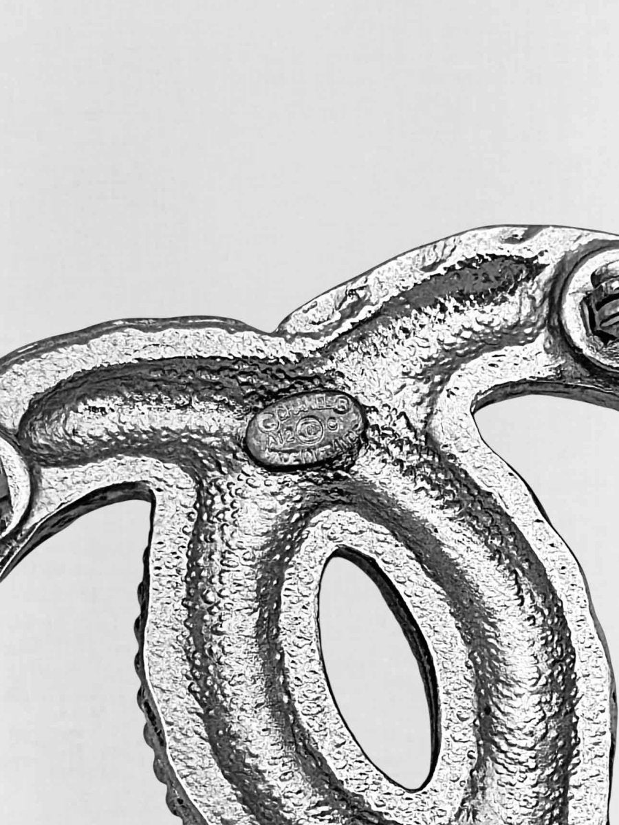 Pre - loved CHANEL Fashion Brooch at Reems Closet