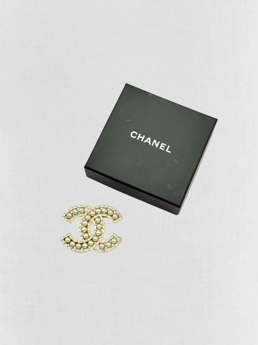 Pre - loved CHANEL Fashion Brooch at Reems Closet