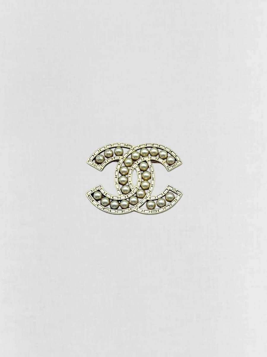 Pre - loved CHANEL Fashion Brooch at Reems Closet