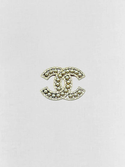 Pre - loved CHANEL Fashion Brooch at Reems Closet