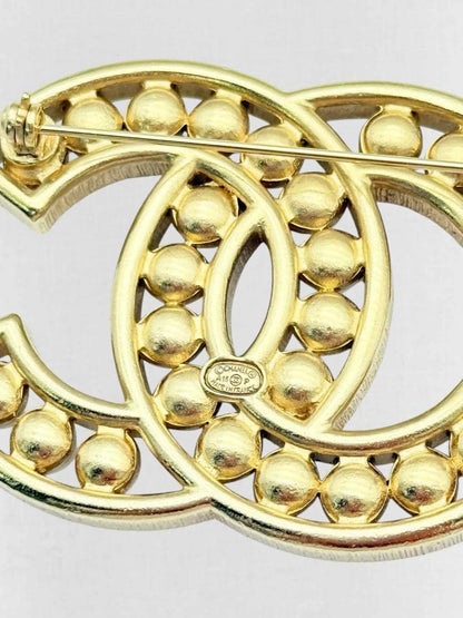 Pre - loved CHANEL Fashion Brooch at Reems Closet