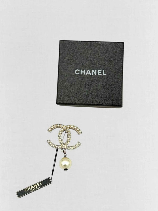 Pre - loved CHANEL Fashion Brooch at Reems Closet