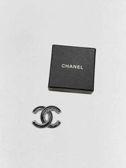 Pre - loved CHANEL Fashion Brooch at Reems Closet
