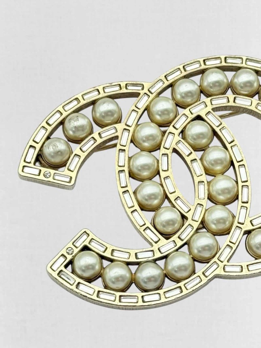 Pre - loved CHANEL Fashion Brooch at Reems Closet