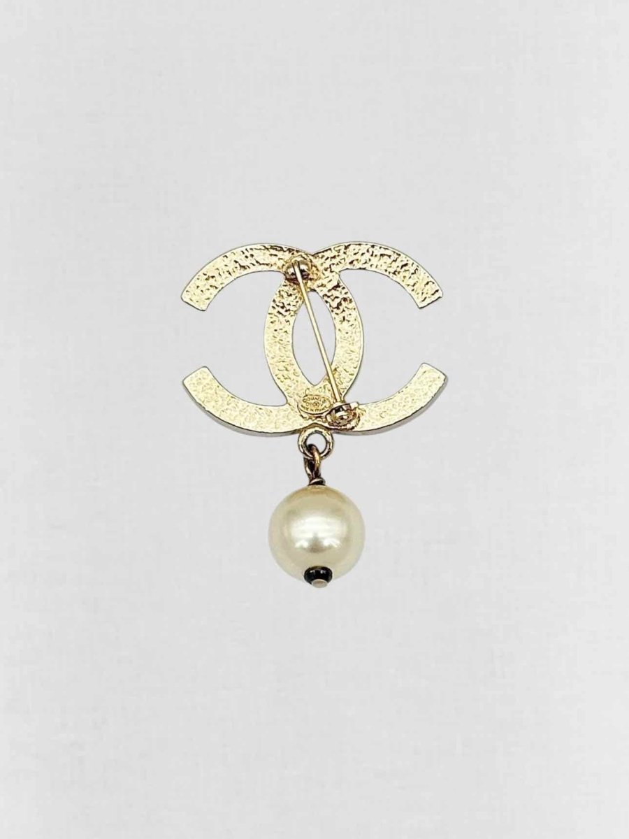 Pre - loved CHANEL Fashion Brooch at Reems Closet