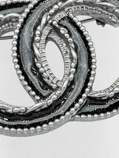 Pre - loved CHANEL Fashion Brooch at Reems Closet