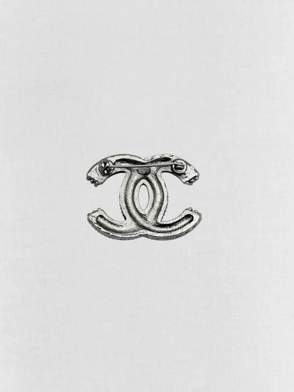 Pre - loved CHANEL Fashion Brooch at Reems Closet