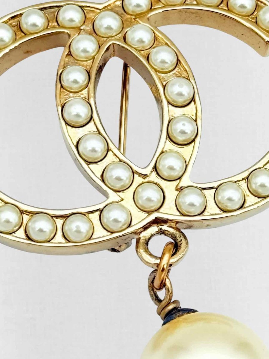 Pre - loved CHANEL Fashion Brooch at Reems Closet