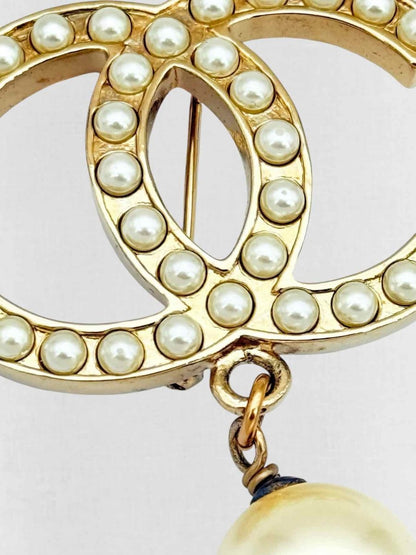 Pre - loved CHANEL Fashion Brooch at Reems Closet