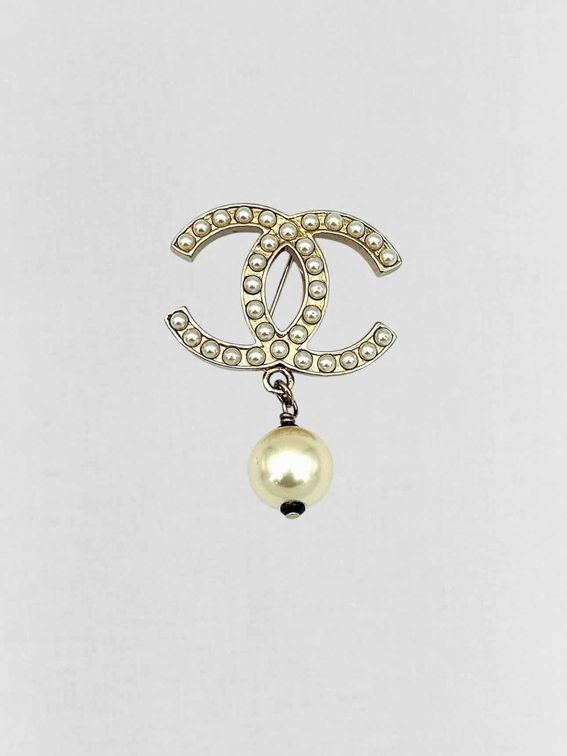 Pre - loved CHANEL Fashion Brooch at Reems Closet