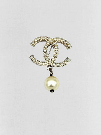 Pre - loved CHANEL Fashion Brooch at Reems Closet