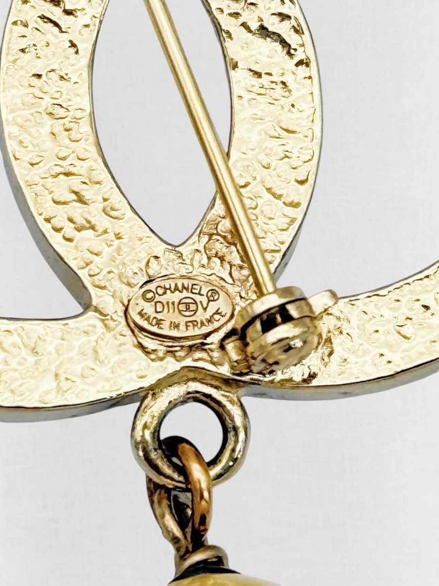 Pre - loved CHANEL Fashion Brooch at Reems Closet