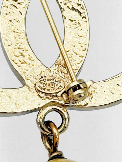 Pre - loved CHANEL Fashion Brooch at Reems Closet