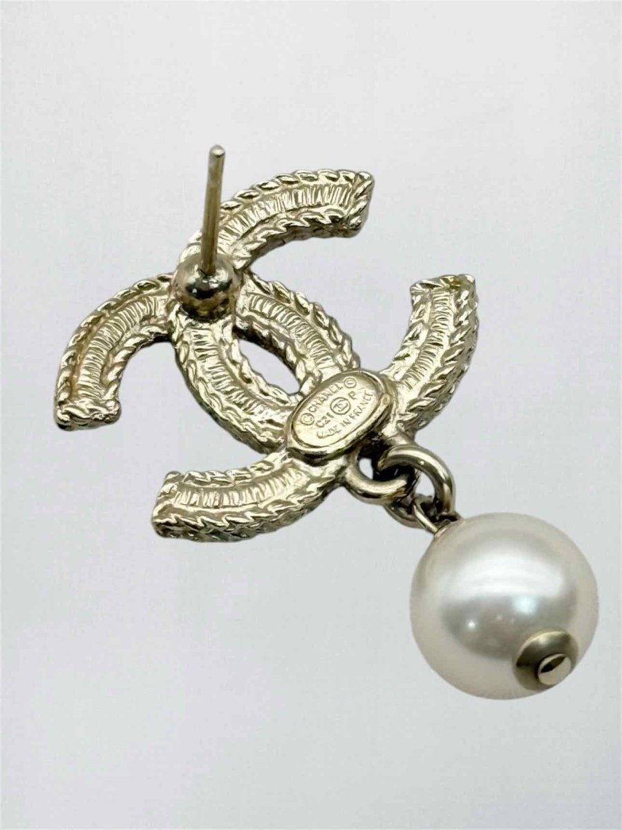 Pre-loved CHANEL Fashion Earrings at Reems Closet