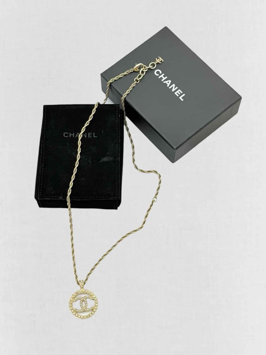 Pre - loved CHANEL Fashion Necklace at Reems Closet