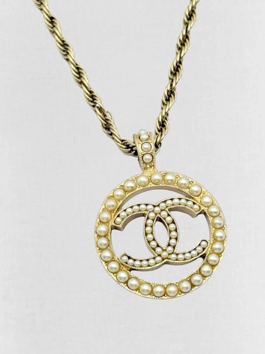 Pre - loved CHANEL Fashion Necklace at Reems Closet