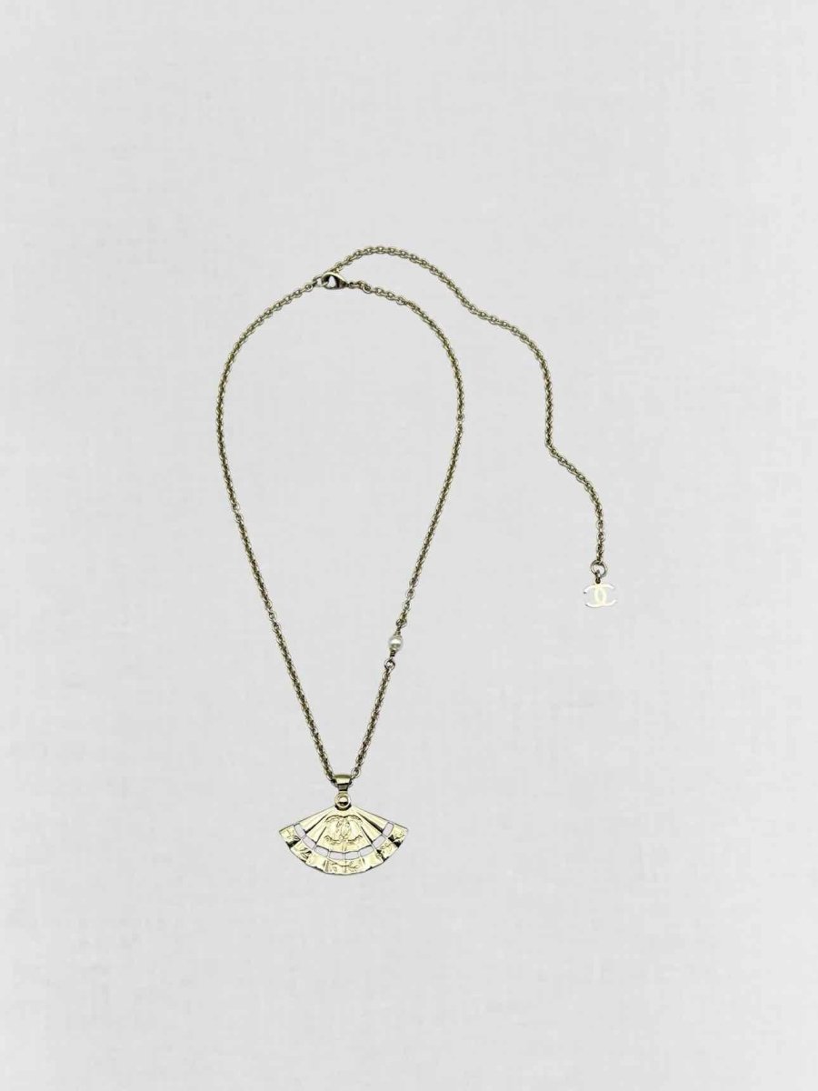 Pre - loved CHANEL Fashion Necklace at Reems Closet
