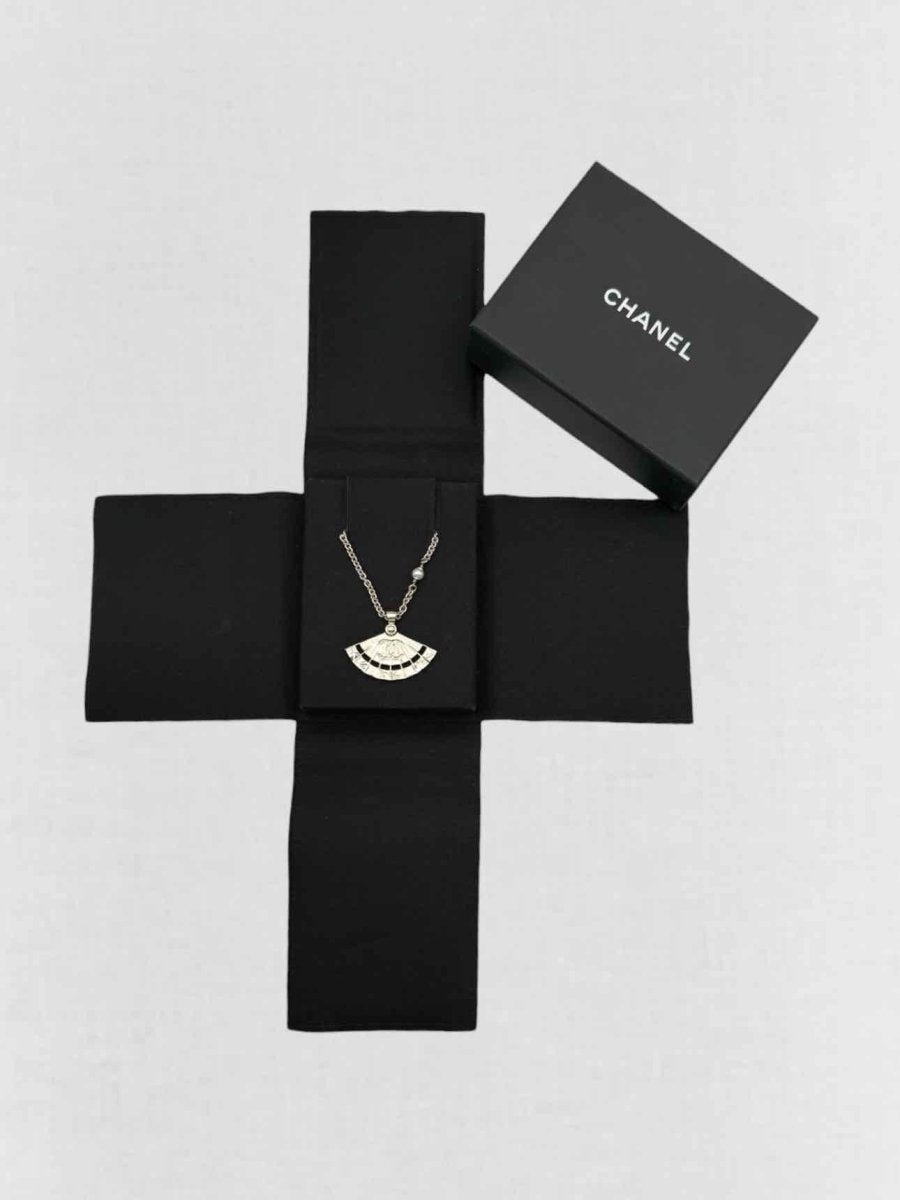 Pre - loved CHANEL Fashion Necklace at Reems Closet
