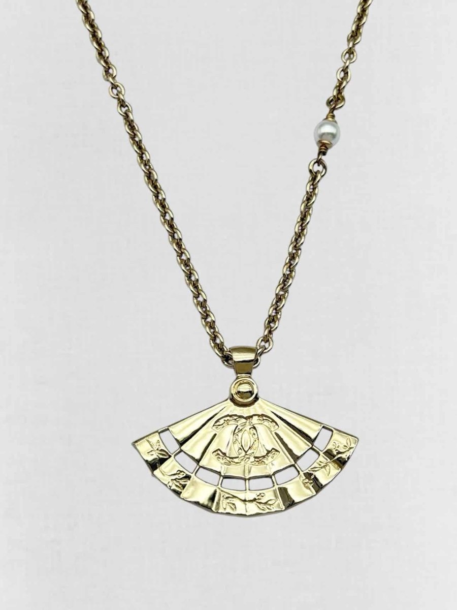 Pre - loved CHANEL Fashion Necklace at Reems Closet