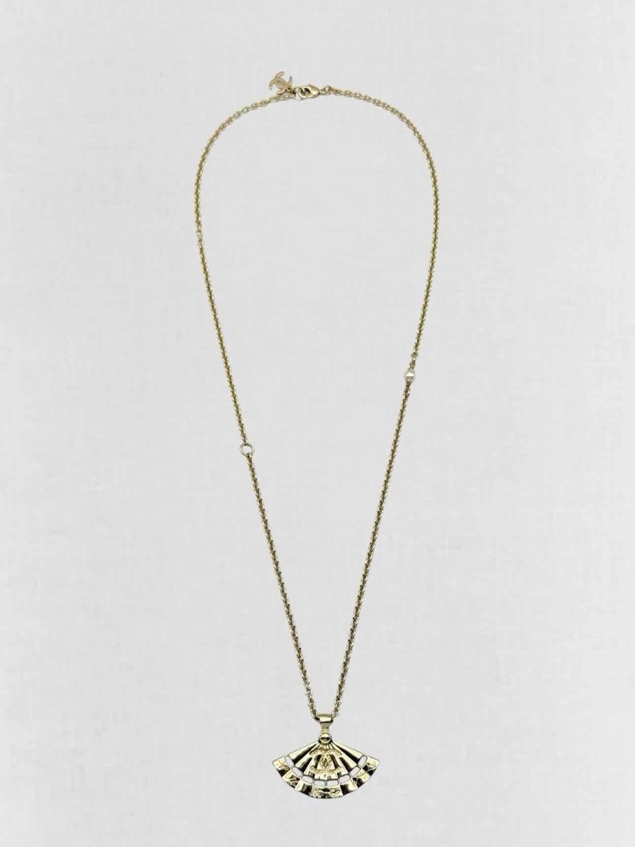 Pre - loved CHANEL Fashion Necklace at Reems Closet