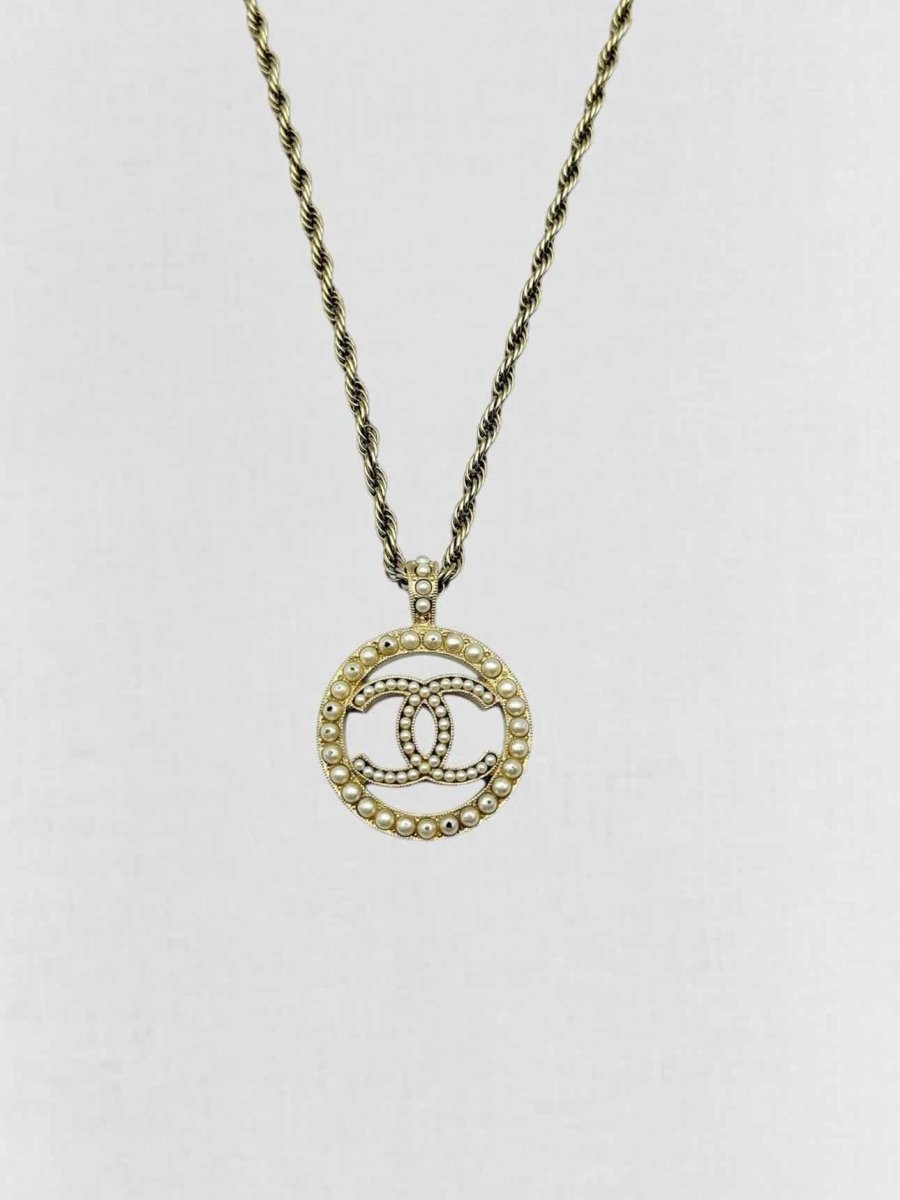 Pre - loved CHANEL Fashion Necklace at Reems Closet