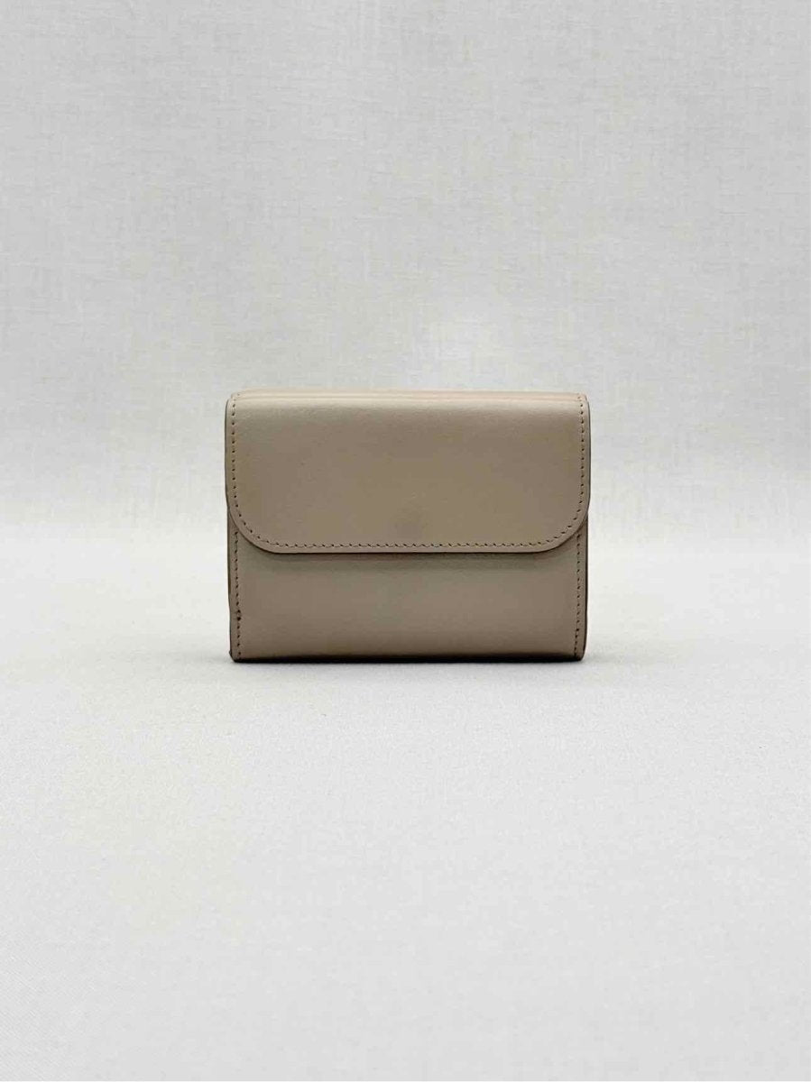 Pre-loved CHLOE Beige Compact Wallet at Reems Closet