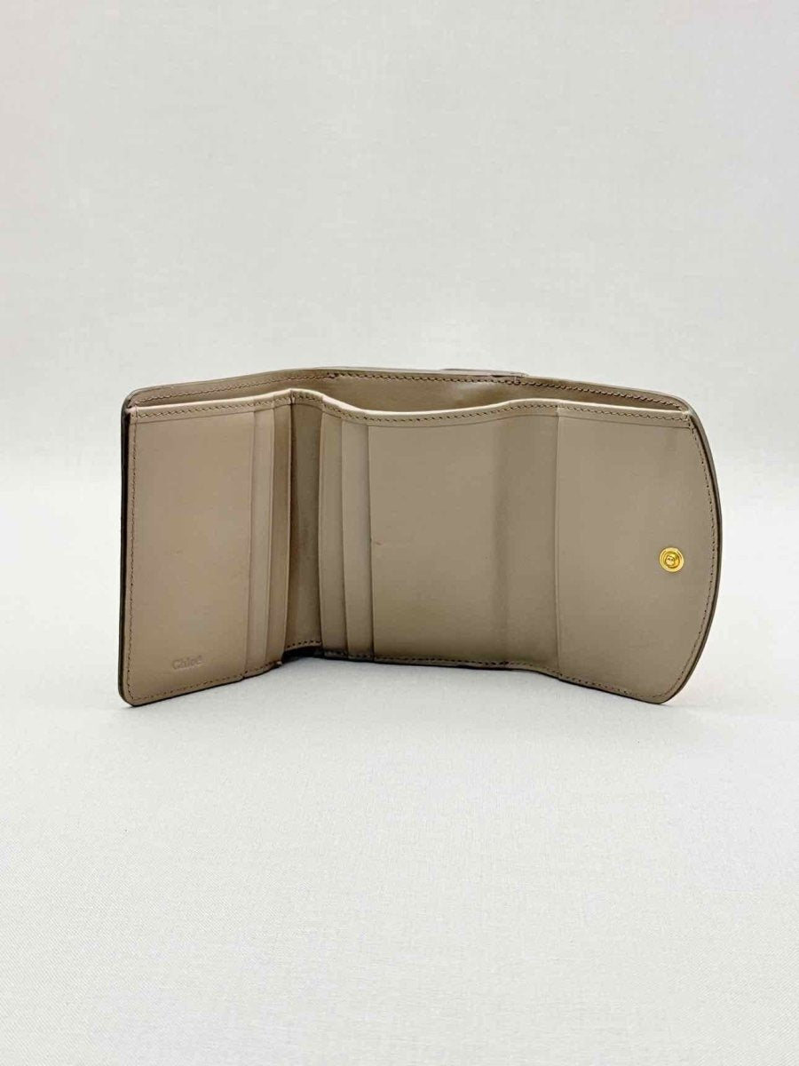 Pre-loved CHLOE Beige Compact Wallet at Reems Closet