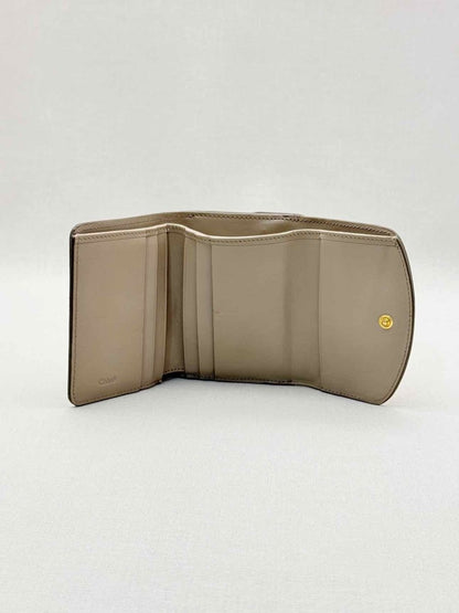 Pre-loved CHLOE Beige Compact Wallet at Reems Closet