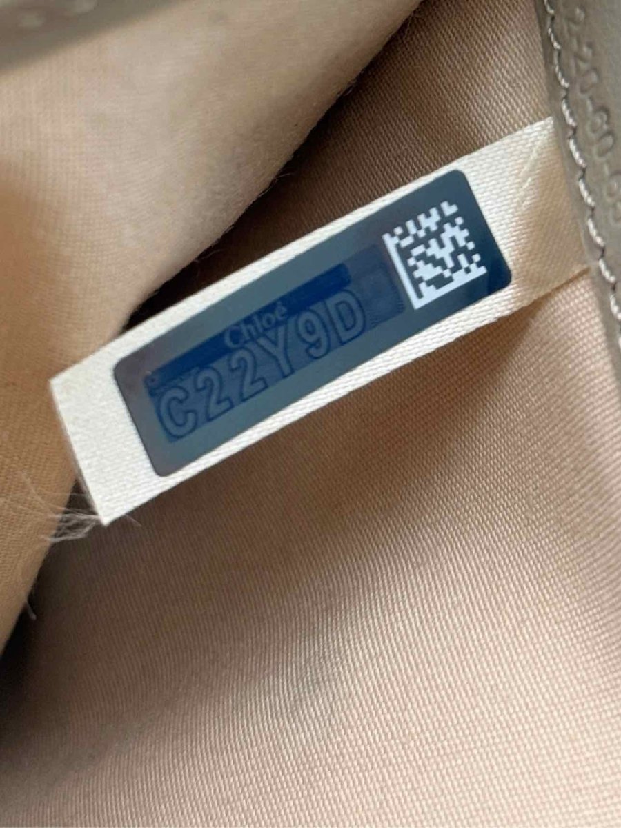 Pre-loved CHLOE Beige Compact Wallet at Reems Closet