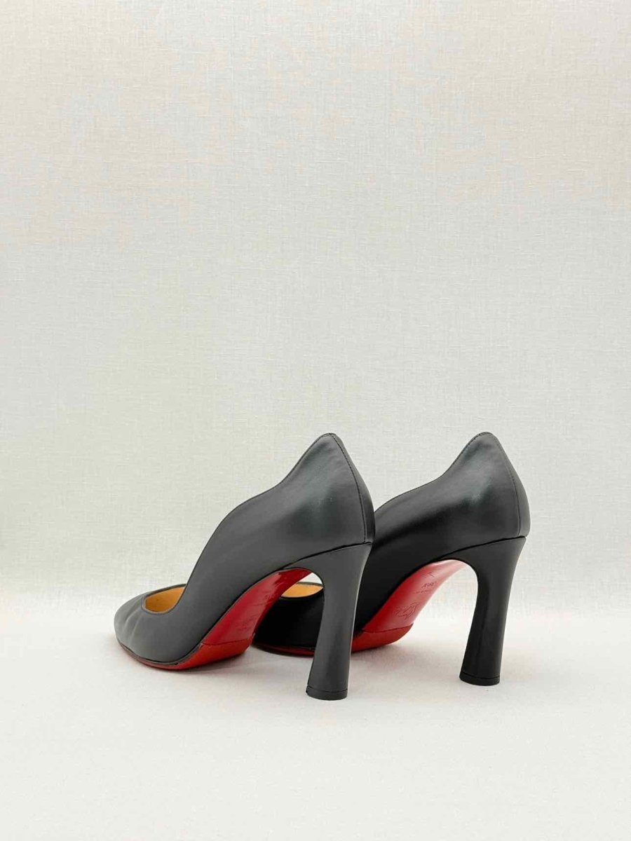 Pre-loved CHRISTIAN LOUBOUTIN Agneska Black Size EU 39.5 Pumps at Reems Closet