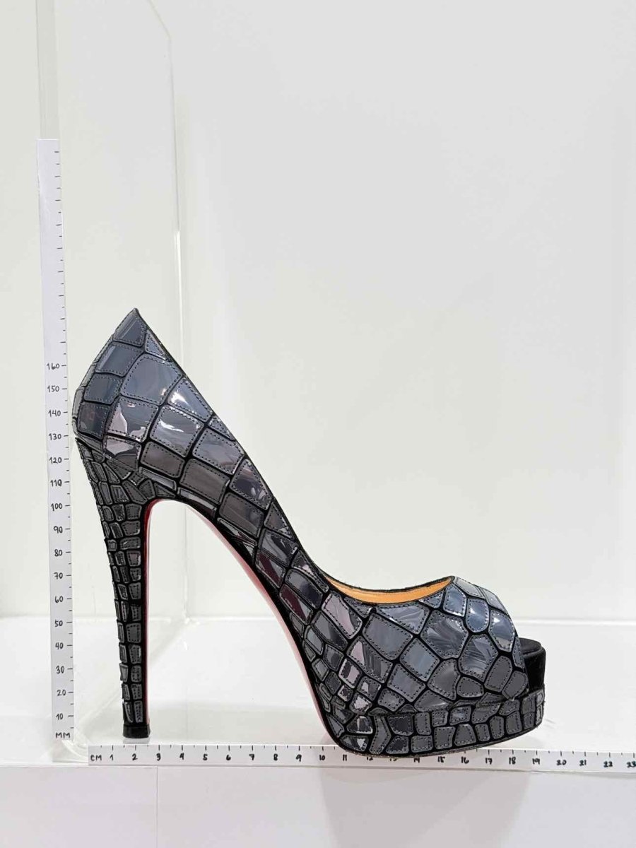 Pre - loved CHRISTIAN LOUBOUTIN Size EU 37.5 Pumps at Reems Closet