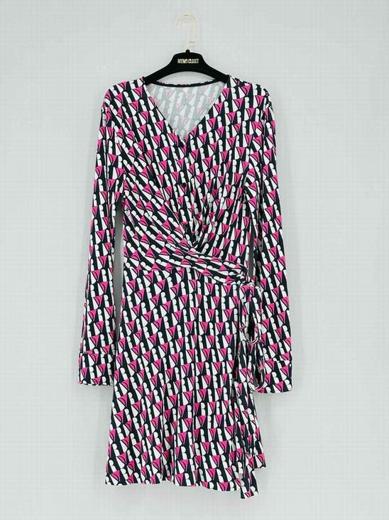 Pre - loved DIANE VON FURSTENBERG Size Medium Knee Length Dress at Reems Closet