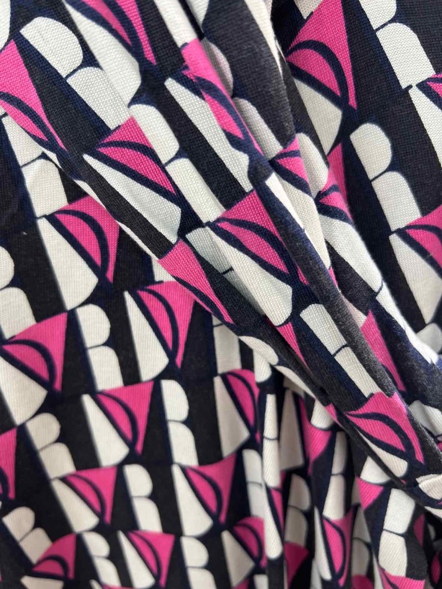 Pre - loved DIANE VON FURSTENBERG Size Medium Knee Length Dress at Reems Closet